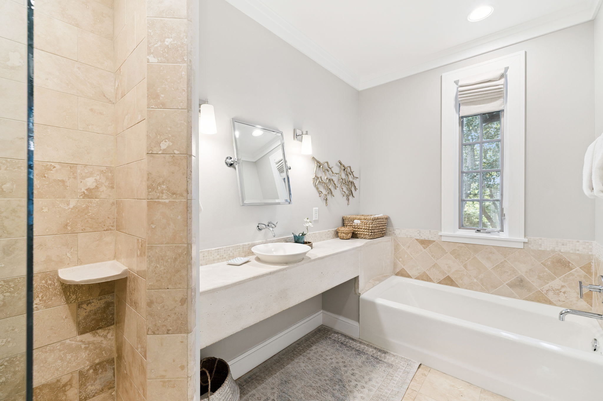 Primary King En-Suite - Single Vanity & Soaking Tub