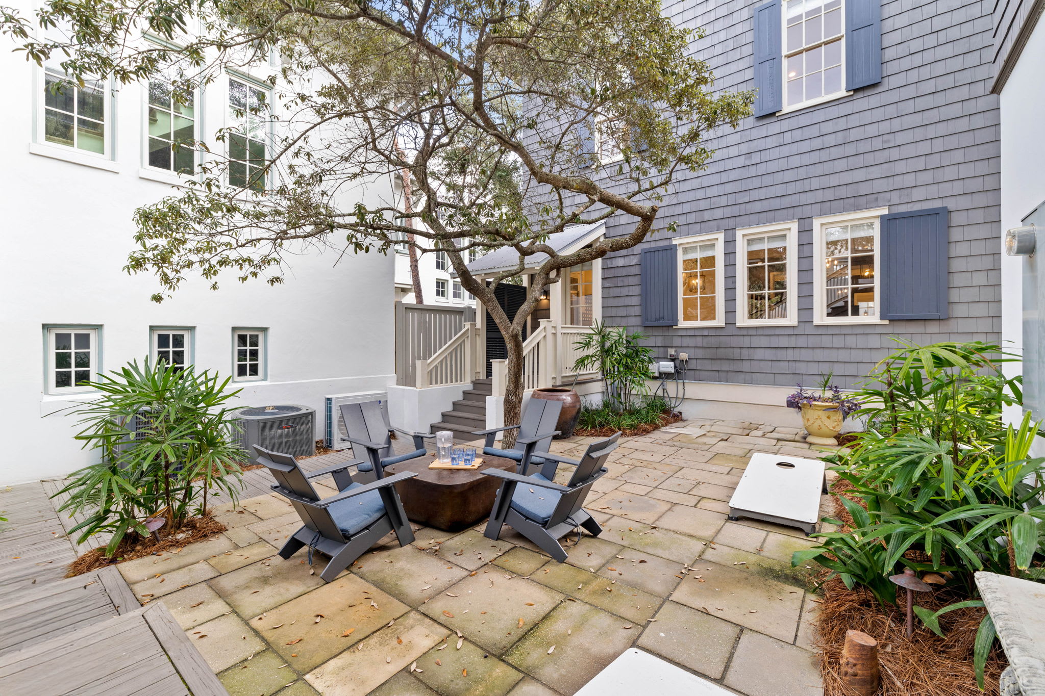 Private Courtyard - Play Cornhole!