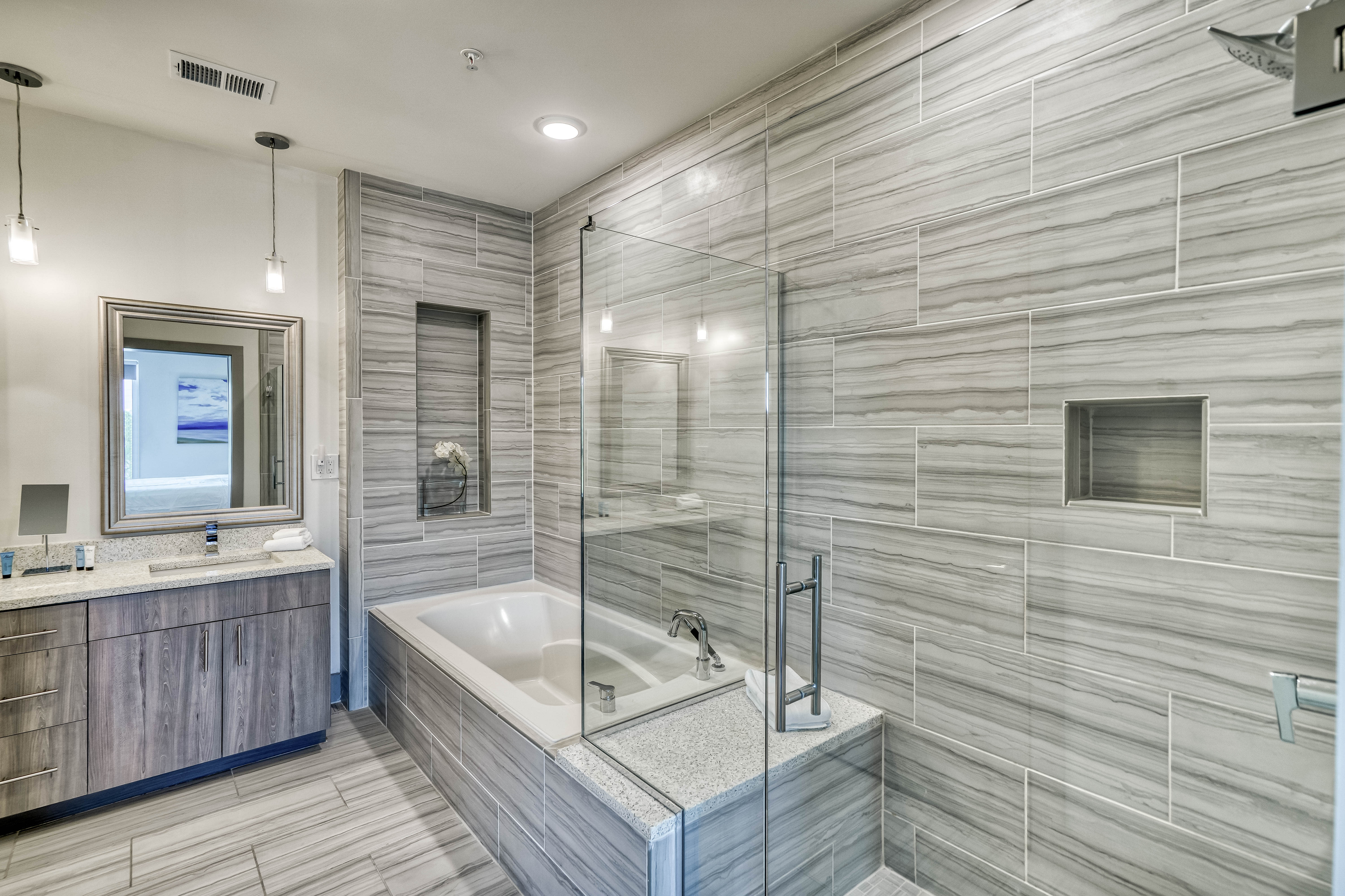 King Guest En-Suite - Soaking Tub & Walk-In Shower