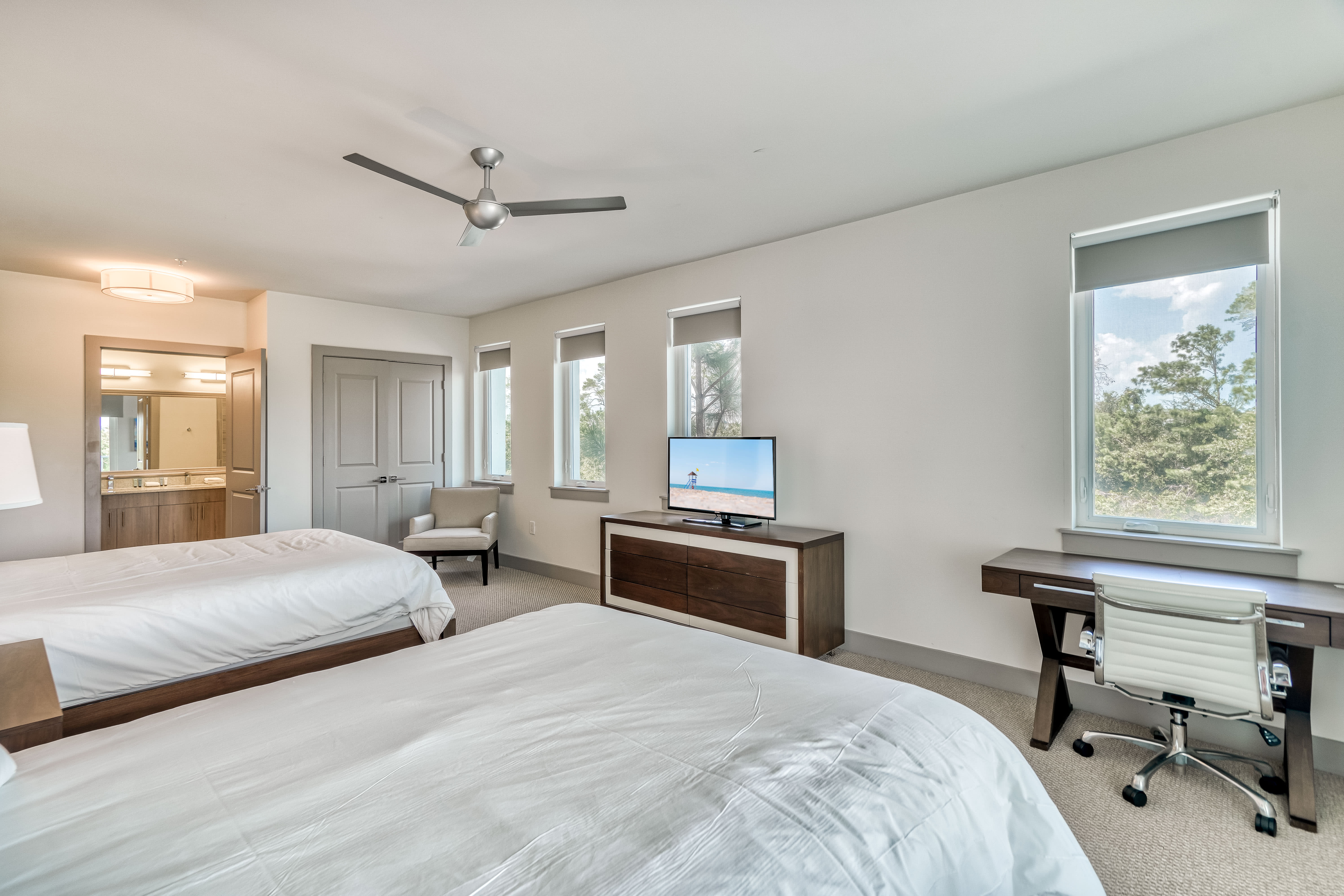 Queen Guest Suite - Equipped with a Flat-Screen TV