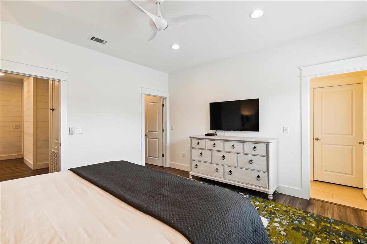 King Guest Suite - Ample Storage & Flat-Screen TV