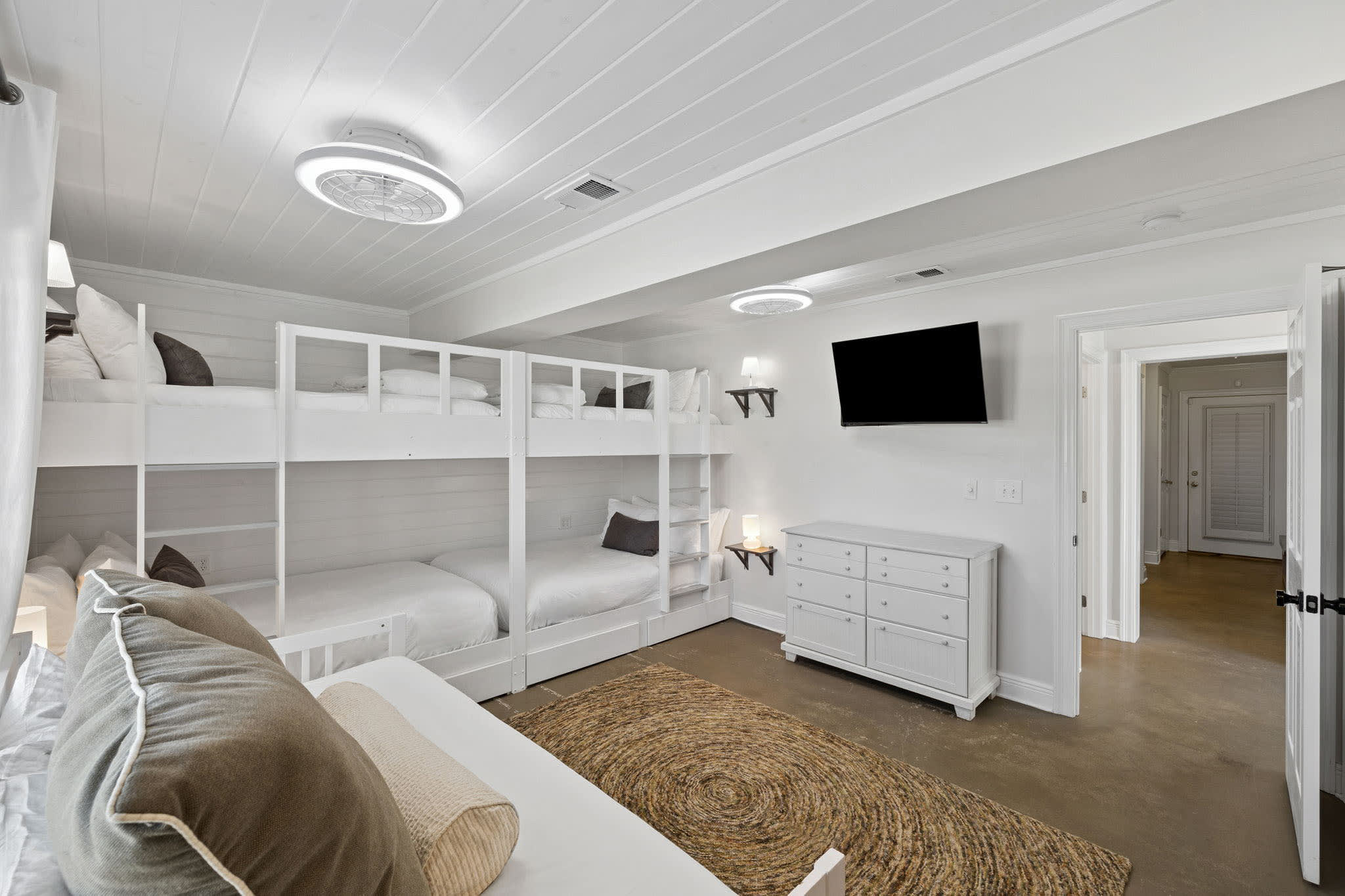 Queen Bunk Room - Twn Daybed, Flat-Screen TV & Dedicated Workspace