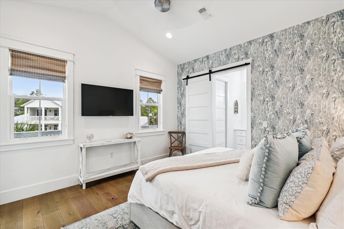 2nd Floor - Guest Suite - King Size Bed