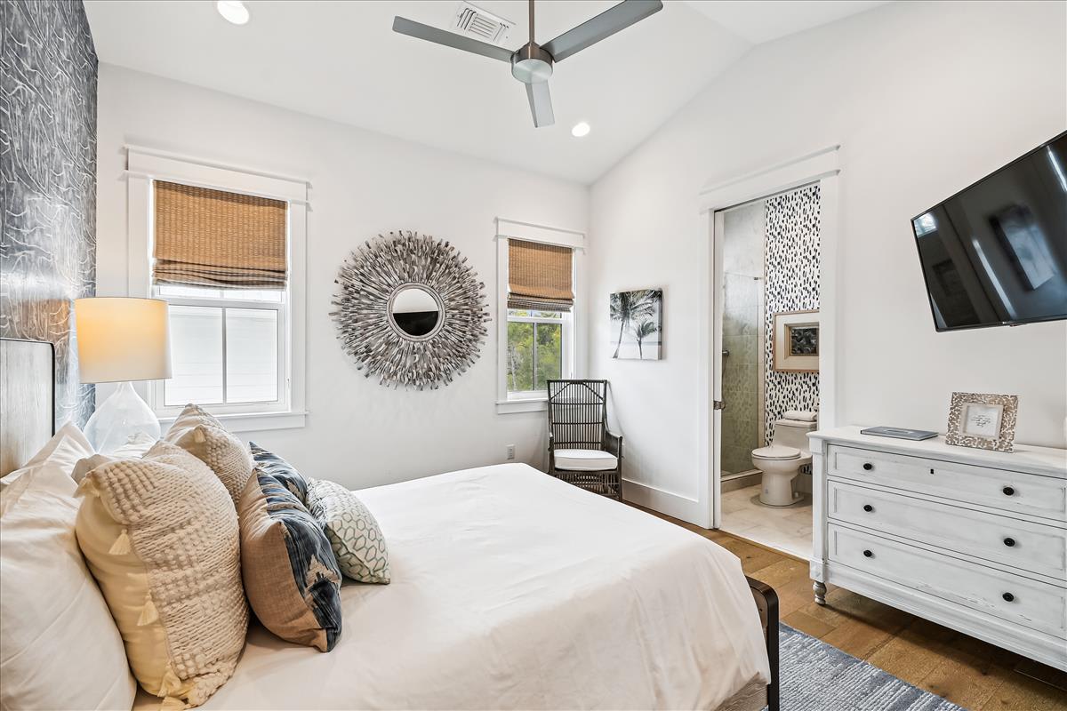 2nd Floor - Guest Suite - Queen Size Bed