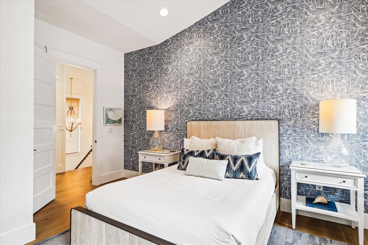 2nd Floor - Guest Suite - Queen Size Bed