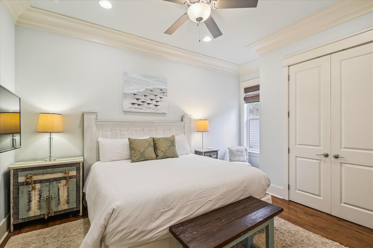 1st Floor - Guest Bedroom - King Size Bed