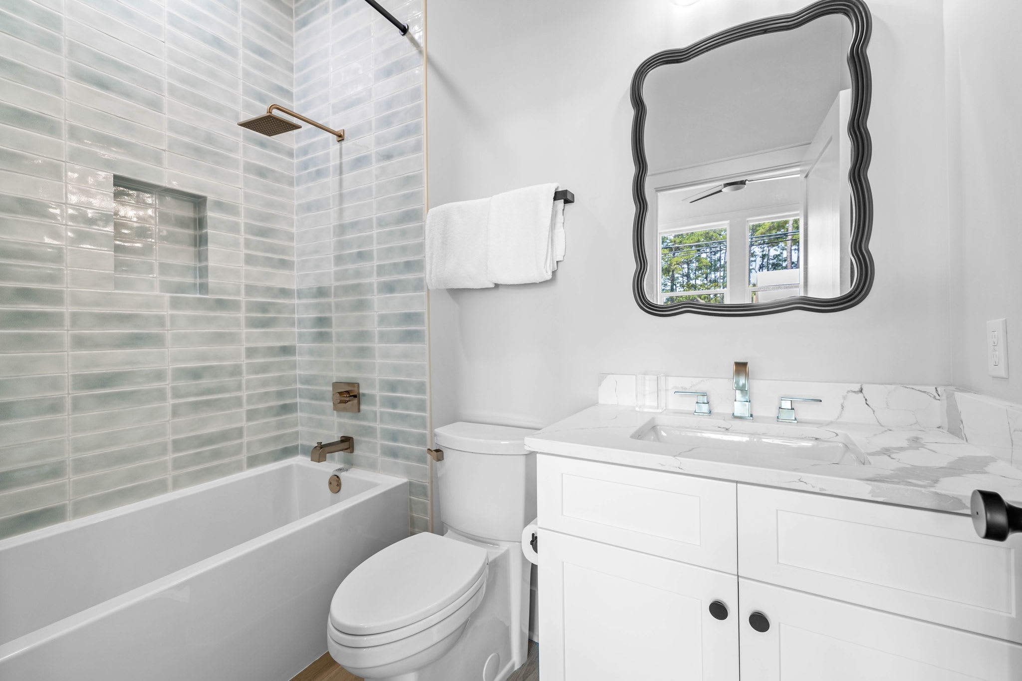 King Guest En-Suite - Single Vanity + Shower/Tub Combo