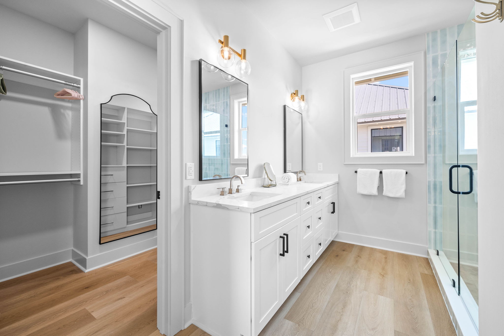 King Guest En-Suite - Dual Vanities