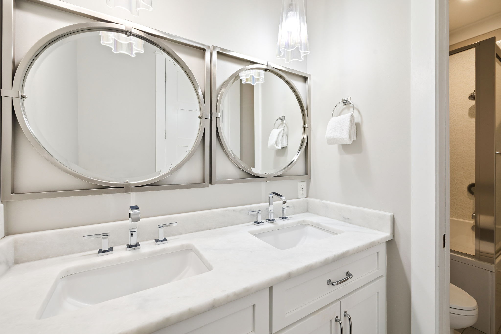 Family En-Suite - Dual Vanities