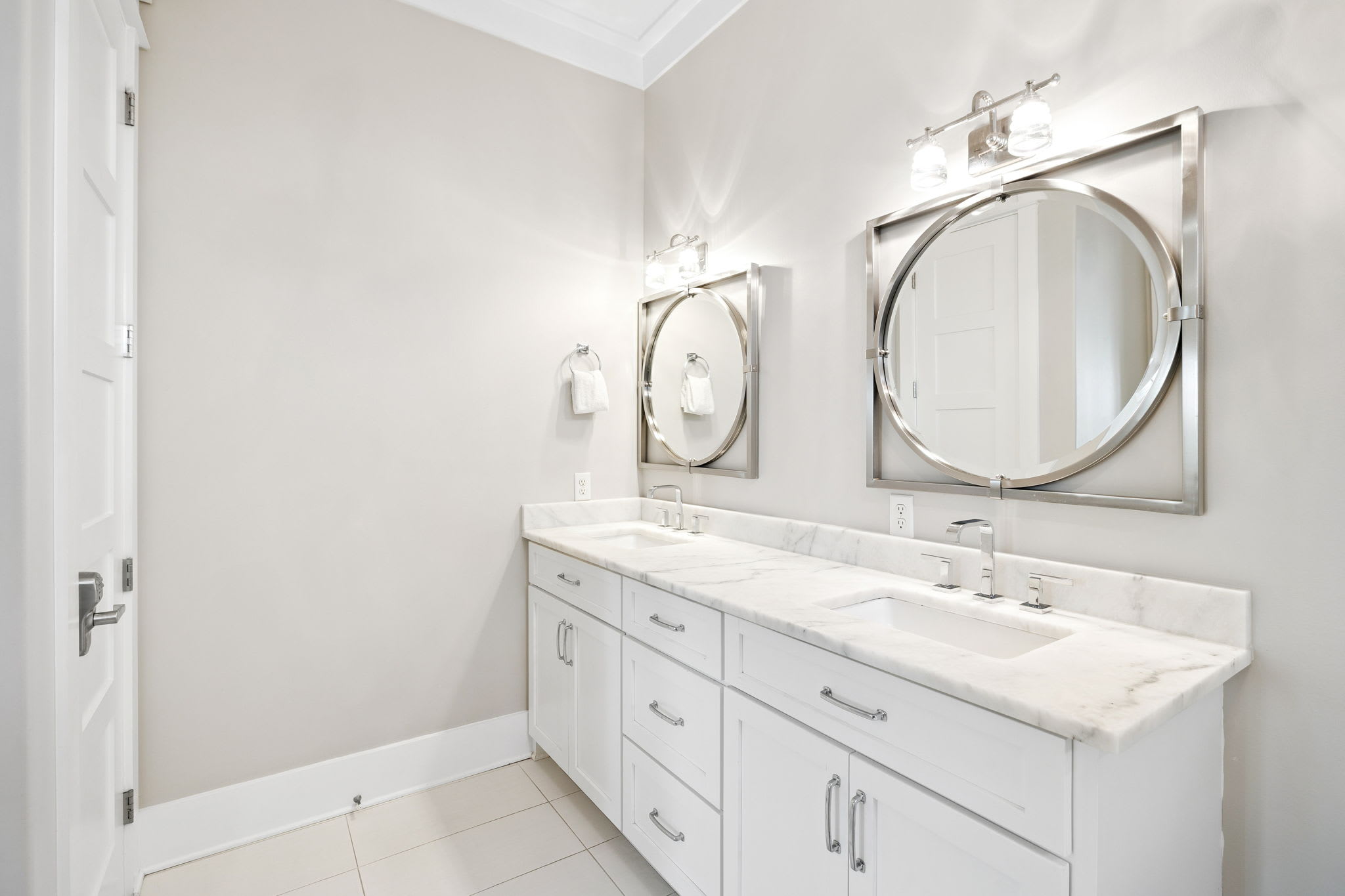 Primary King En-Suite - Dual Vanities