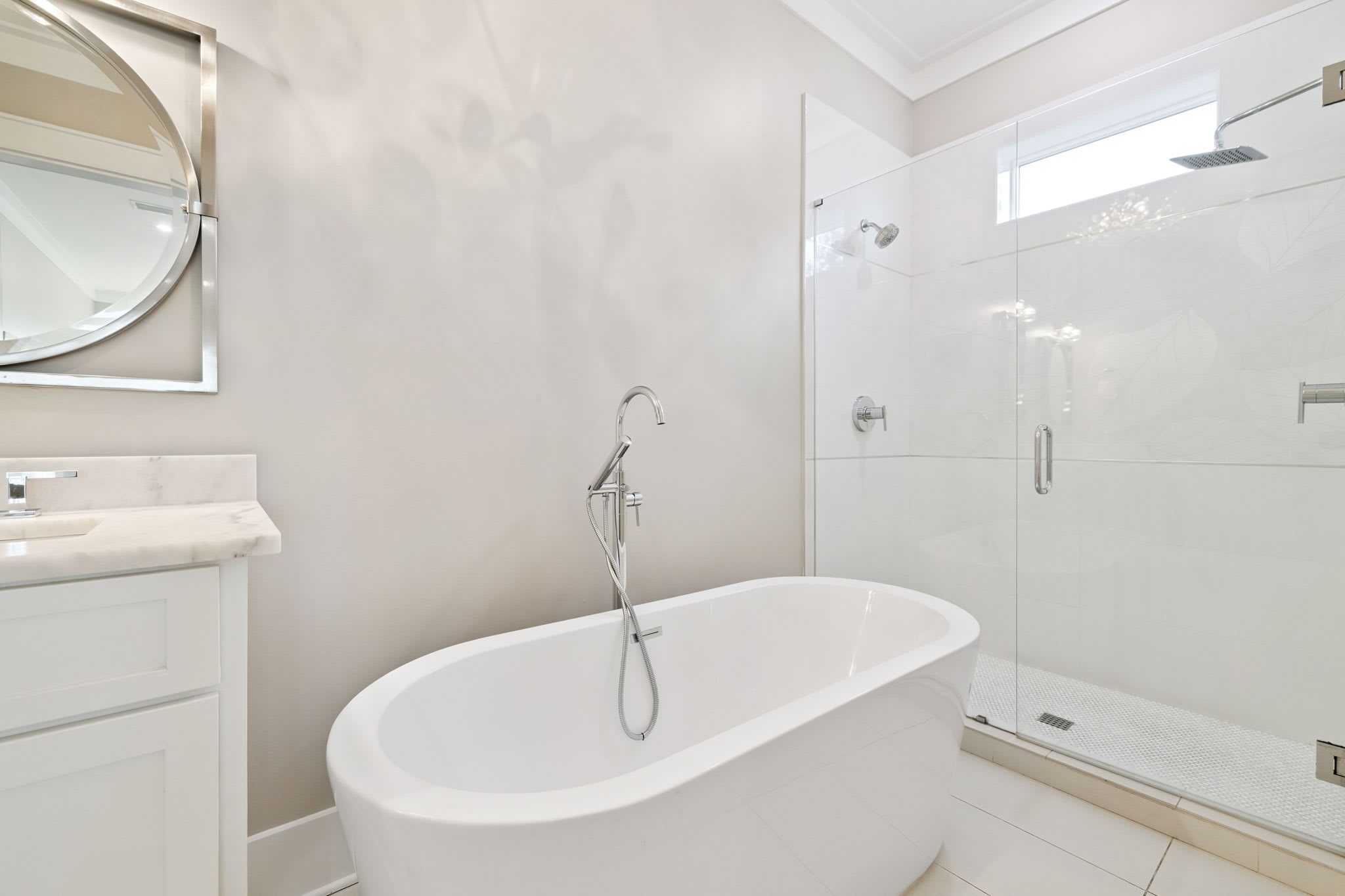 Primary King En-Suite - Soaking Tub & Walk-In Shower