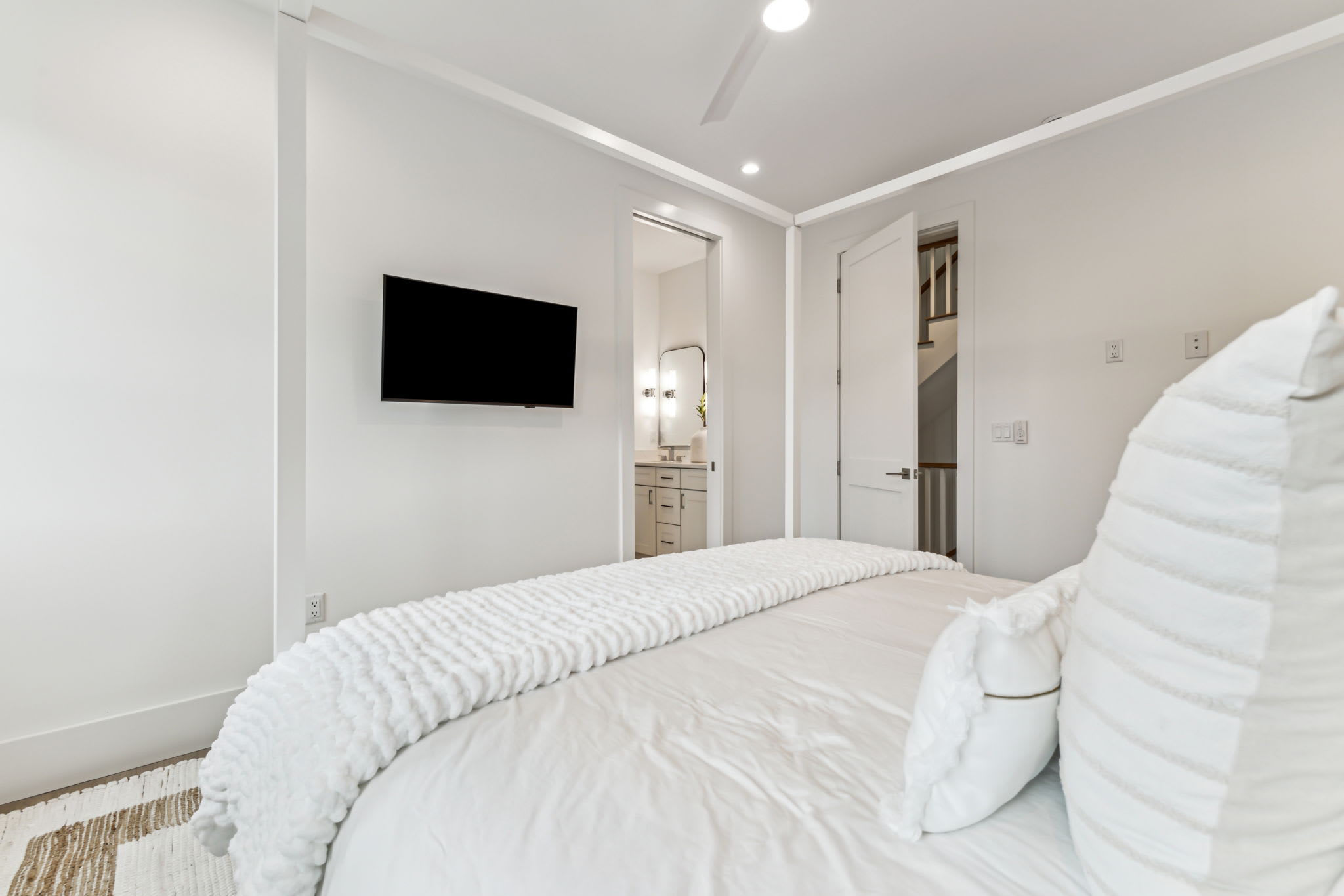 King Guest Suite - Shared Bathroom Access & Flat-Screen TV