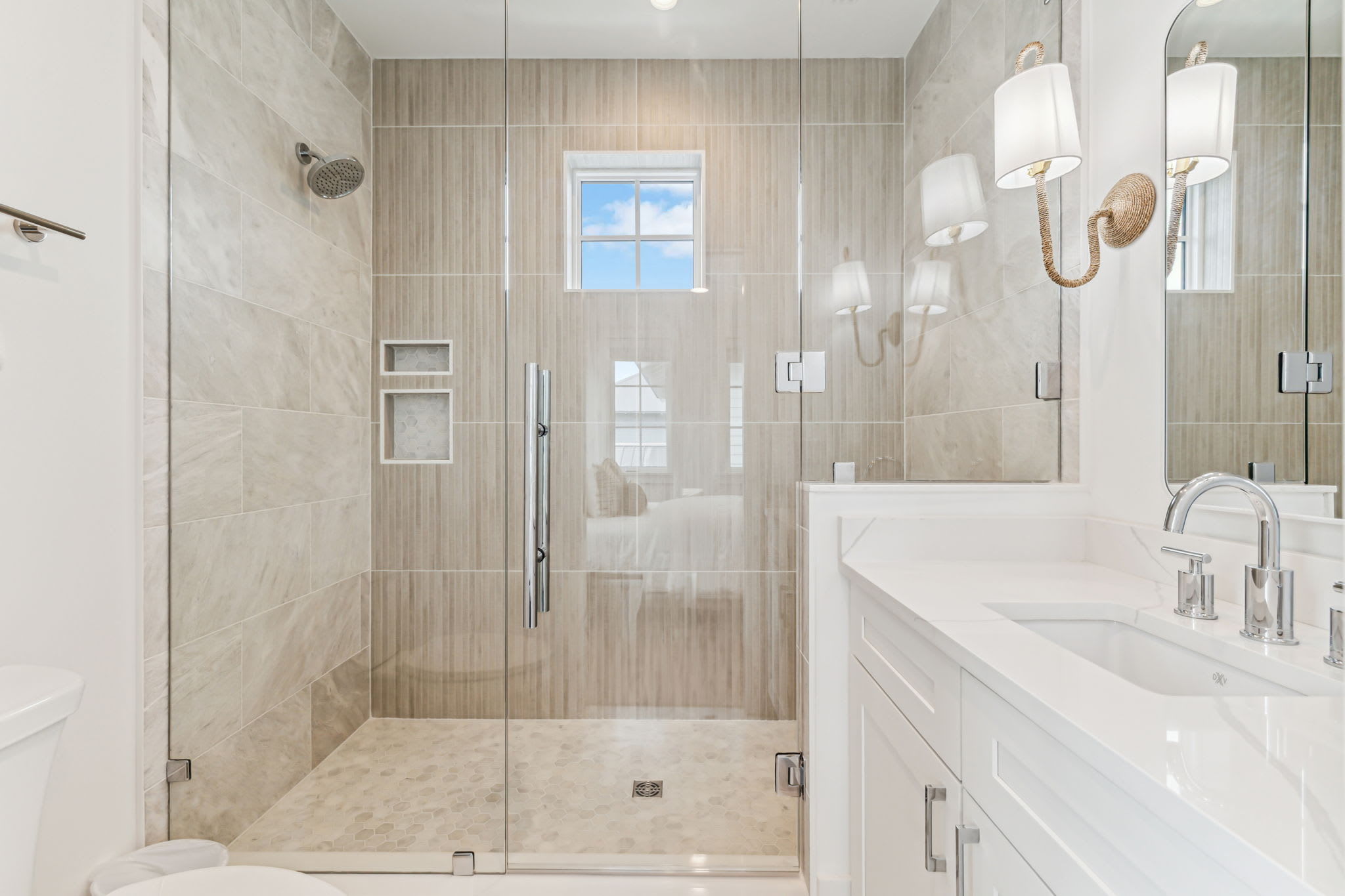 Queen Guest En-Suite - Walk-In Shower