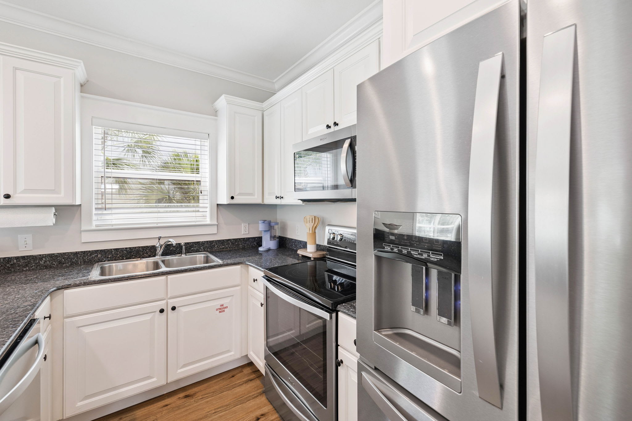 Fully Equipped Kitchen with Stainless Steel Appliances!