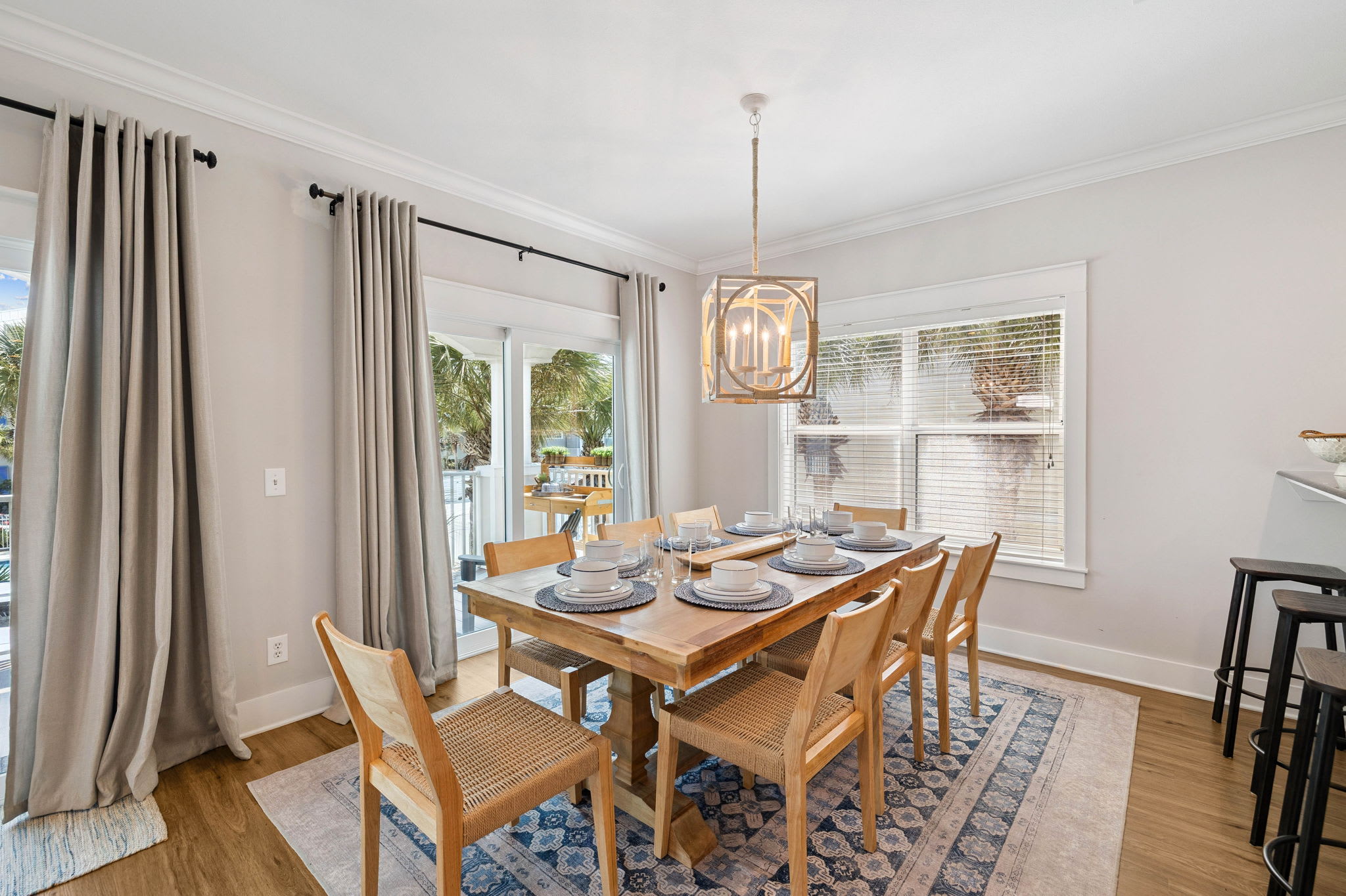 Dining Area with Seating for 6!