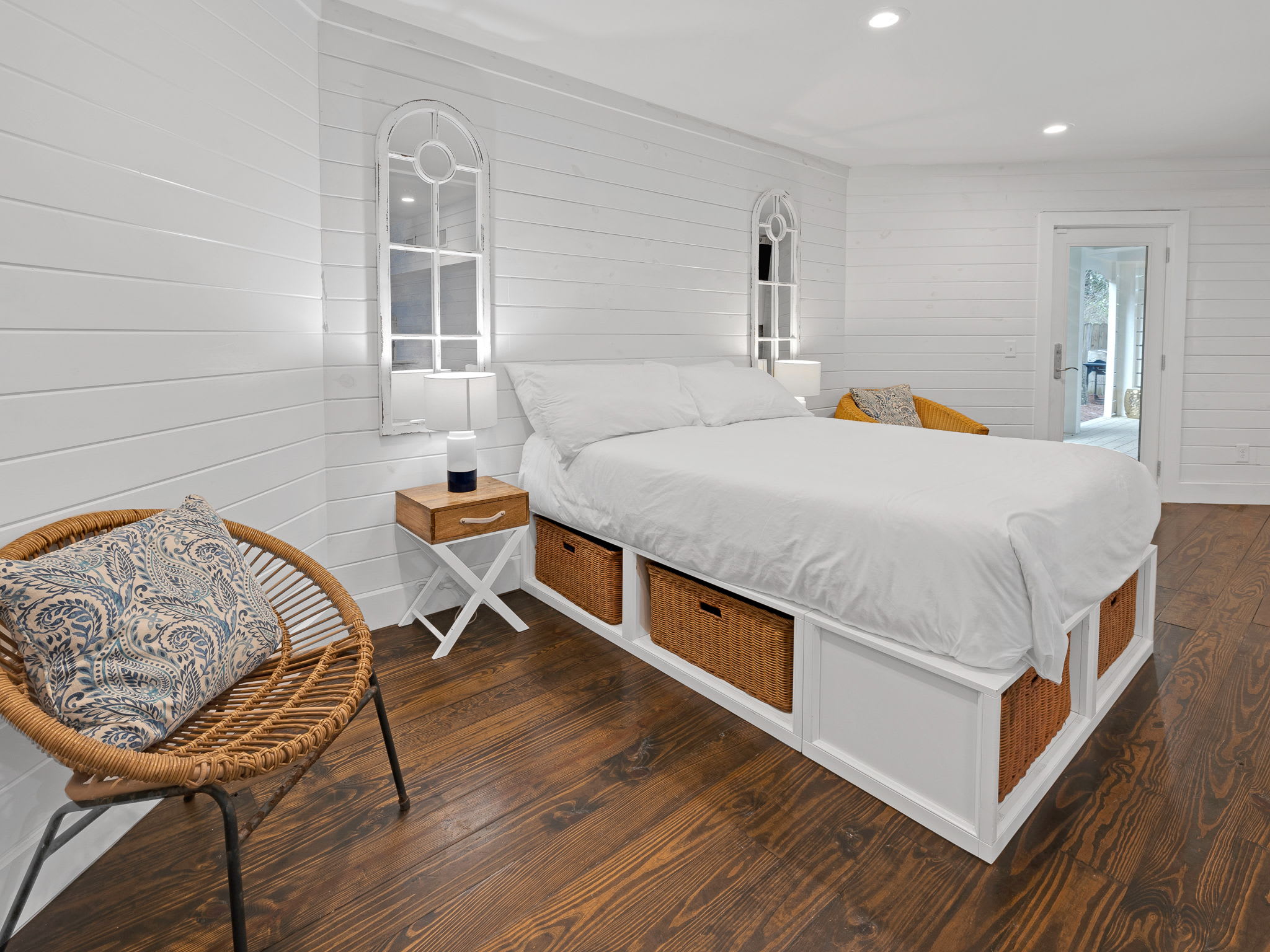 1st Floor - Queen Size Bed