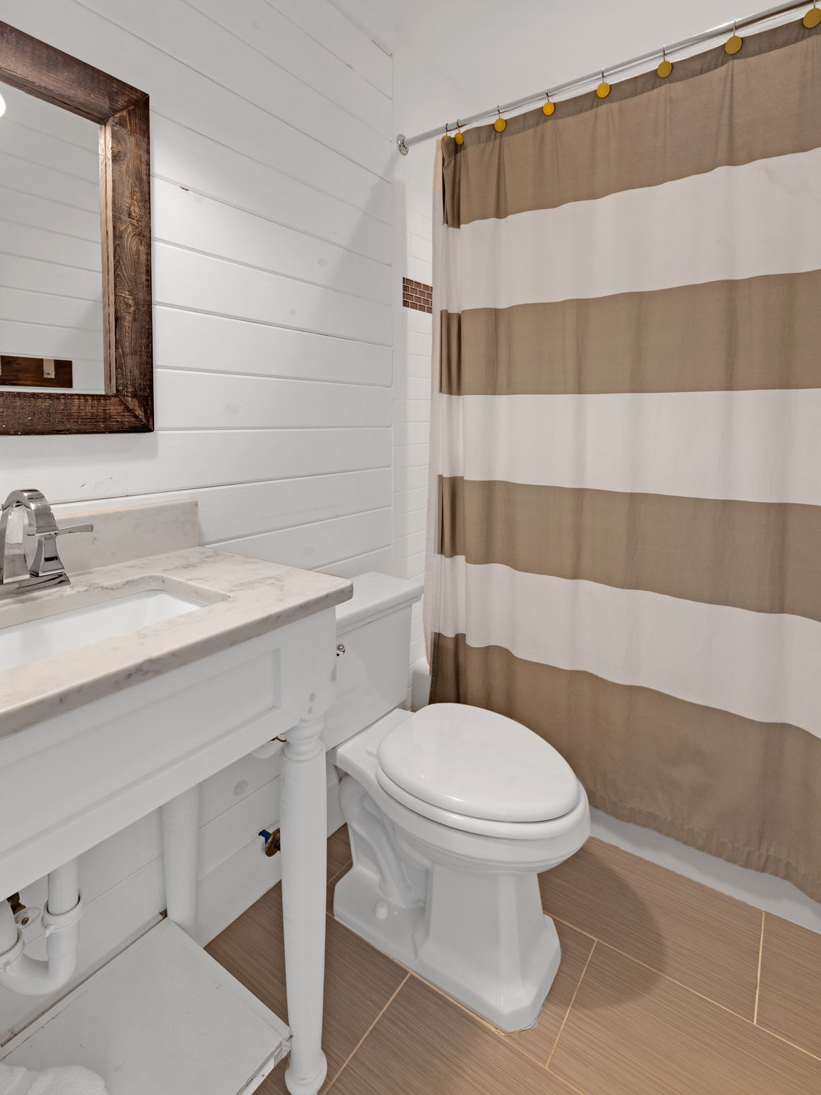 2nd Floor - Shared Guest Bathroom