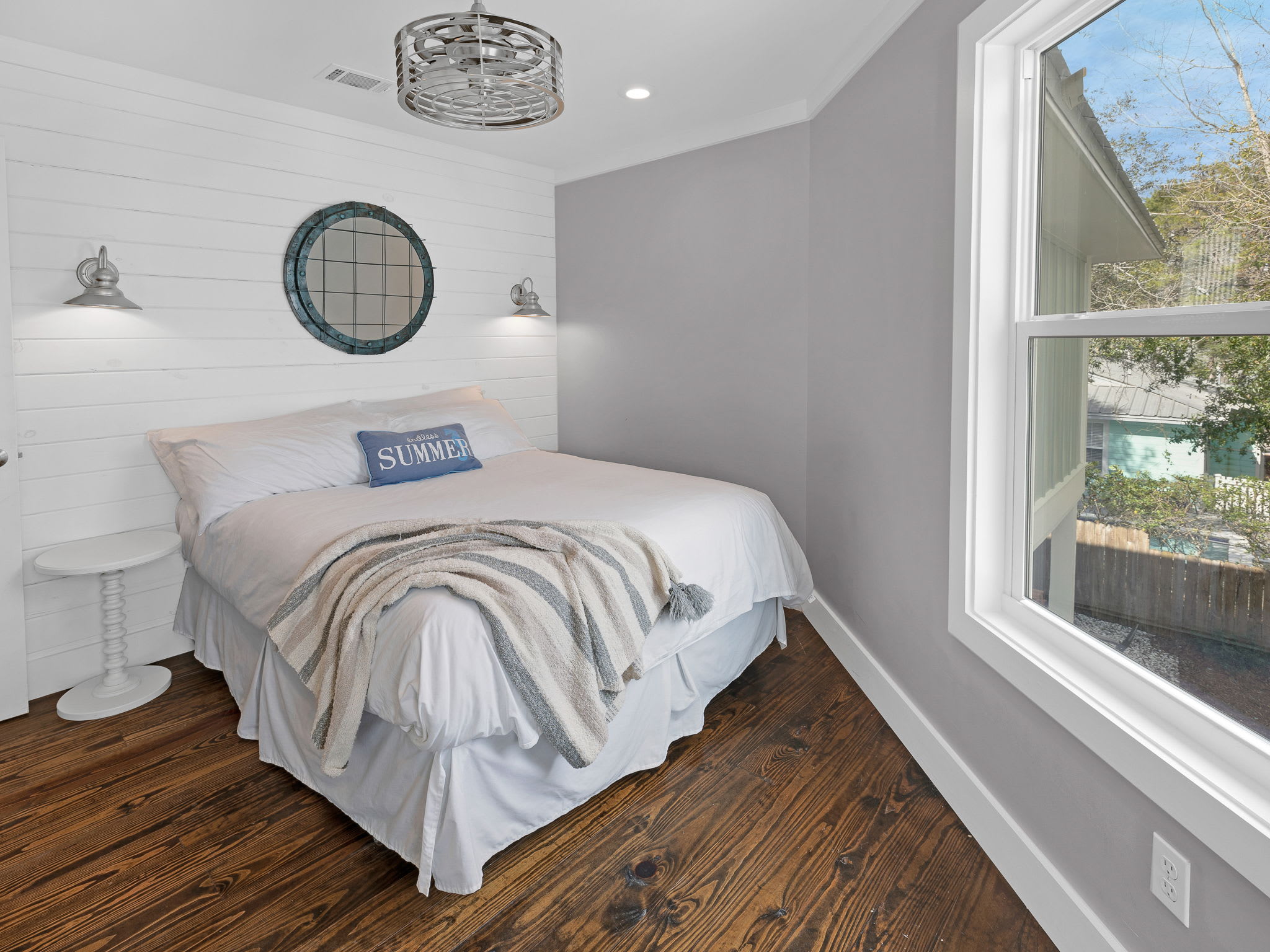 2nd Floor - Guest Bedroom - Queen Size Bed