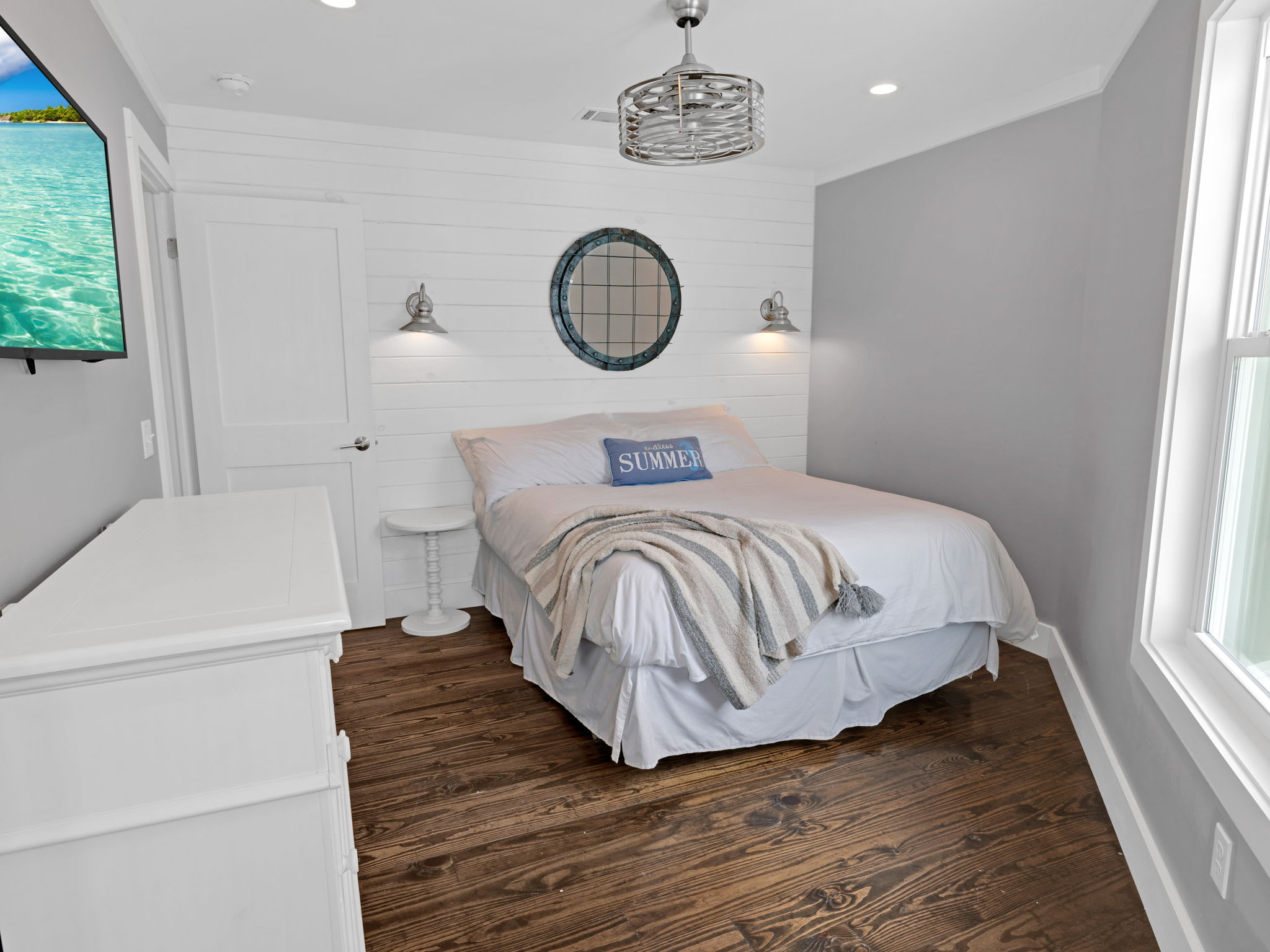 2nd Floor - Guest Bedroom - Queen Size Bed