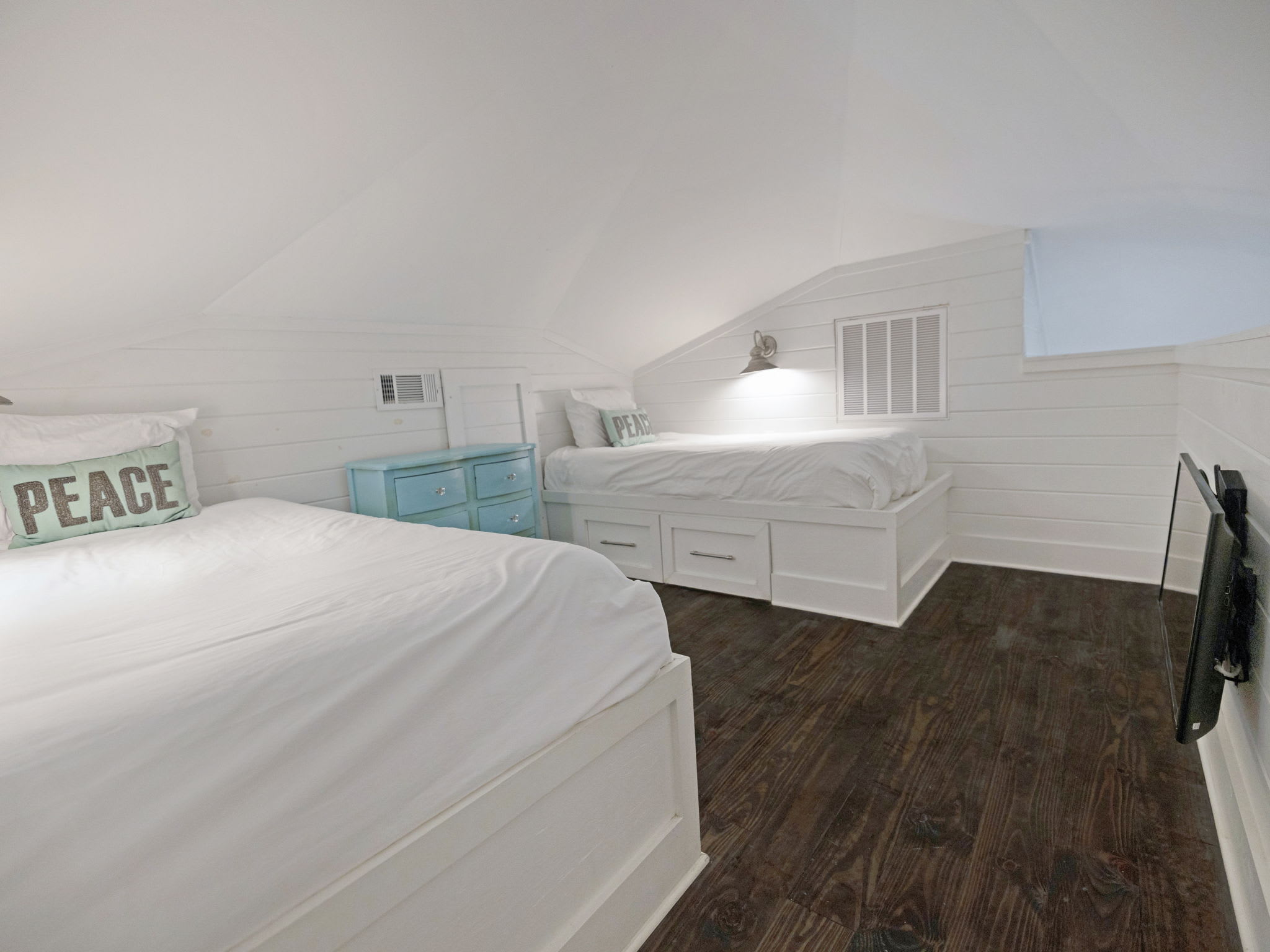 3rd Floor - Loft - Two Twins