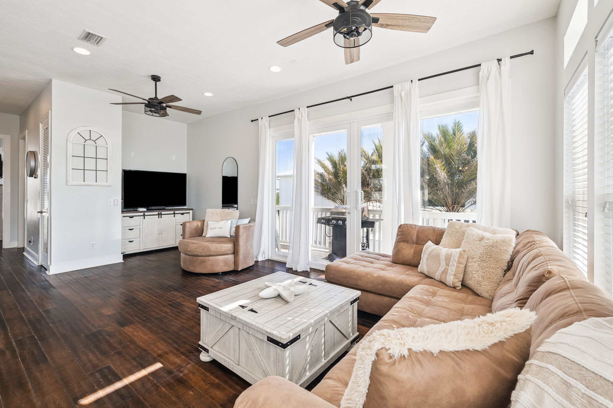 Open & Inviting Living Area!