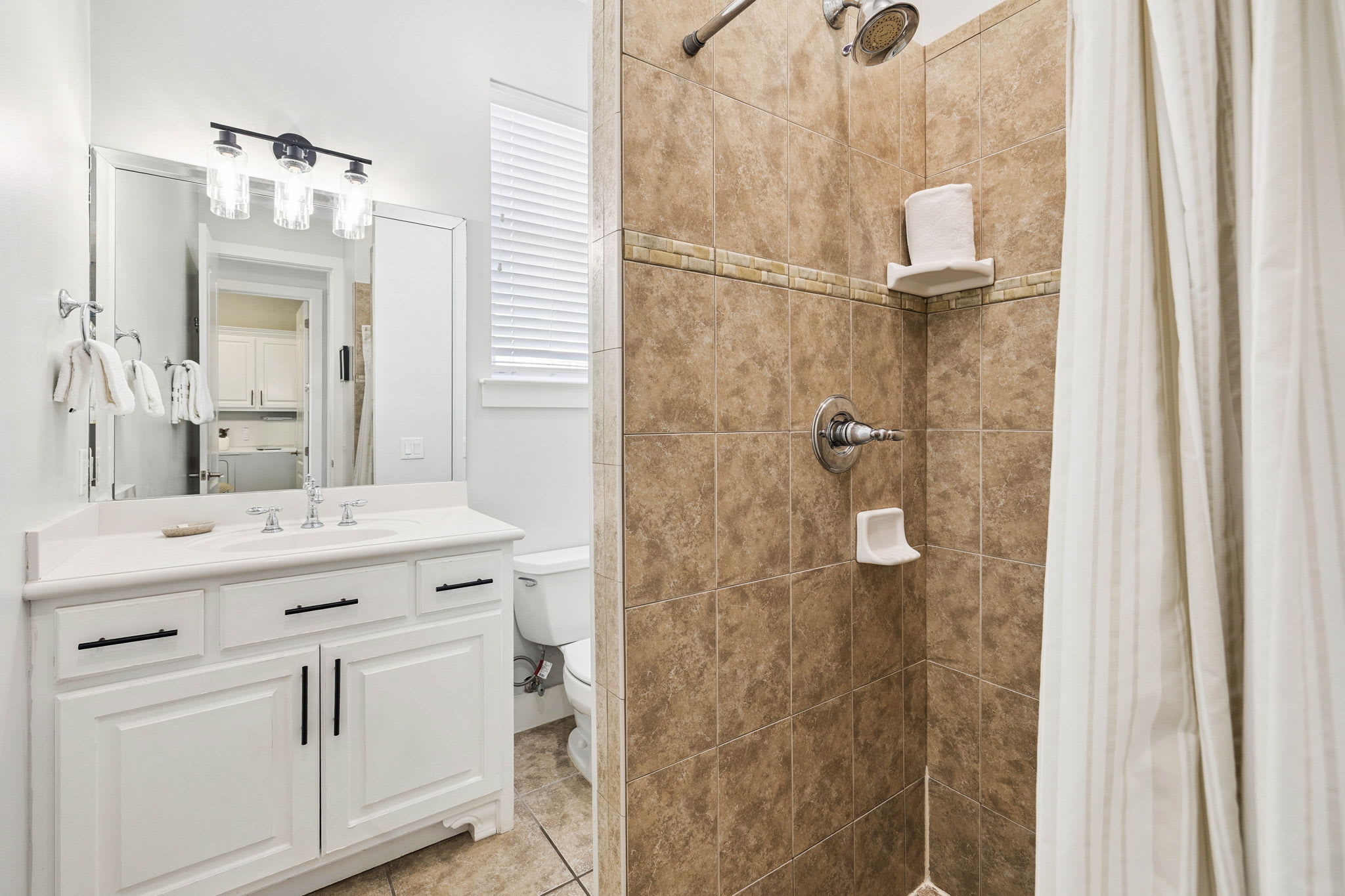 Queen Guest En-Suite - Single Vanity + Walk-In Shower