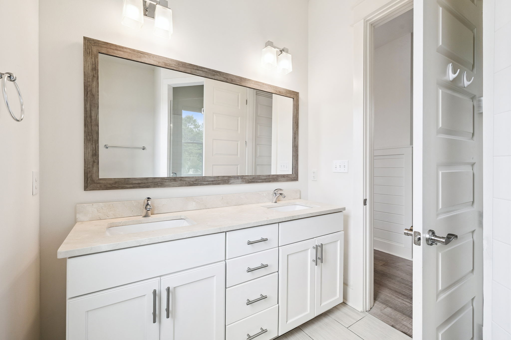 King Guest En-Suite - Dual Vanities