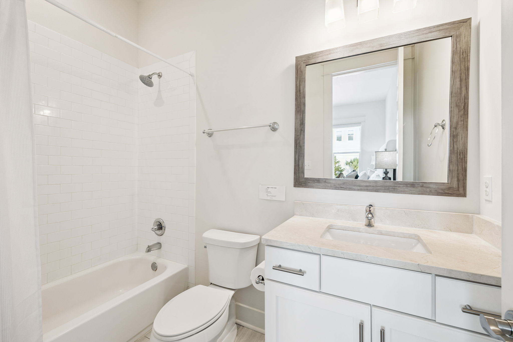 King Guest En-Suite - Single Vanity + Shower/Tub Combo