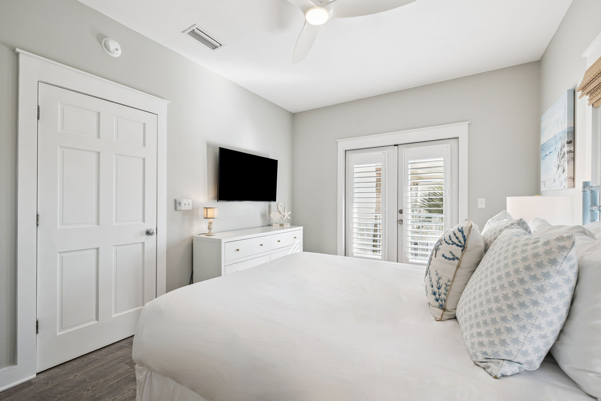 Queen Guest Suite - Balcony Access + Flat-Screen TV