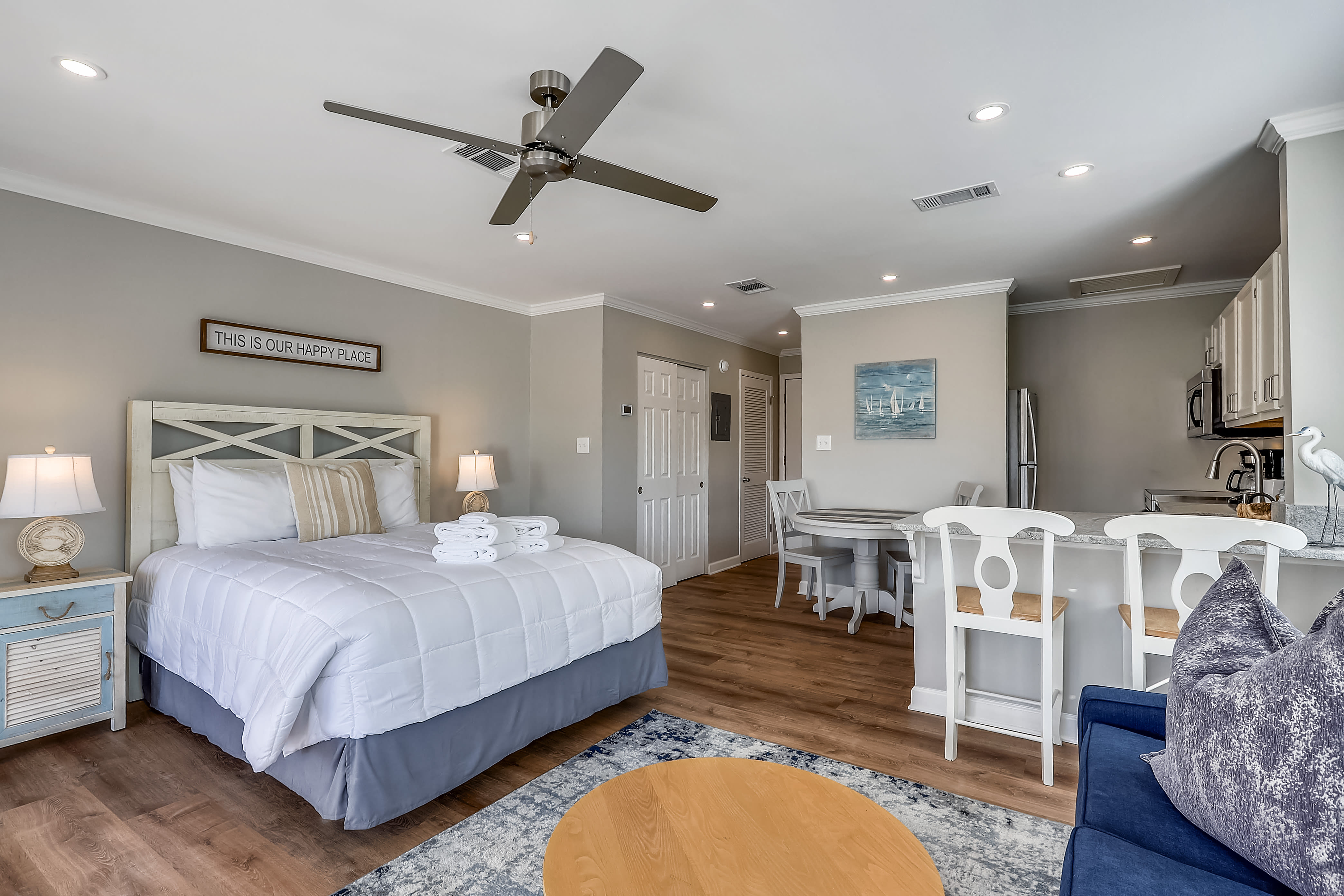 Living room/Sleeping Area