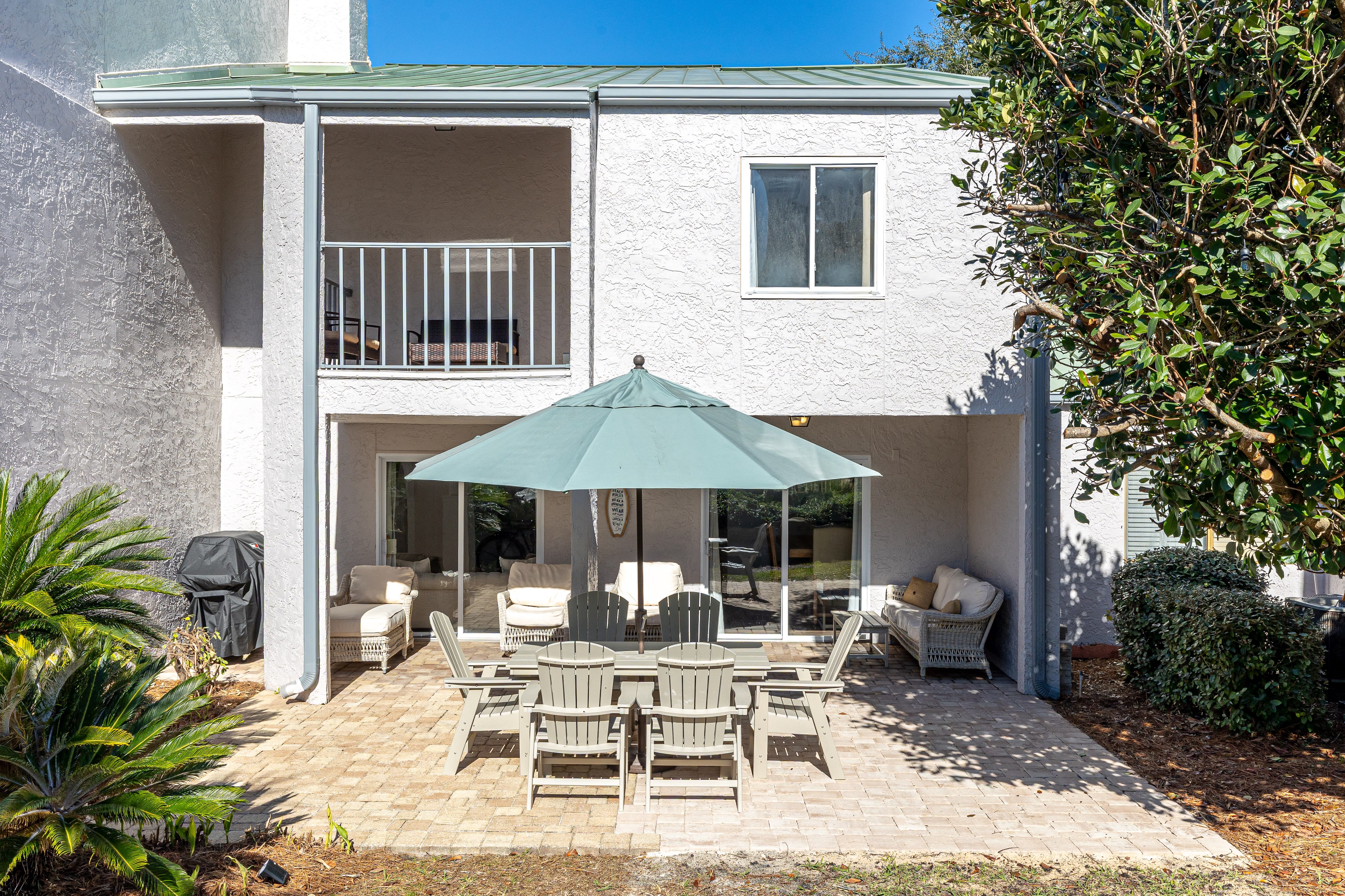 Main level Living room Patio Shoreline Garden 16