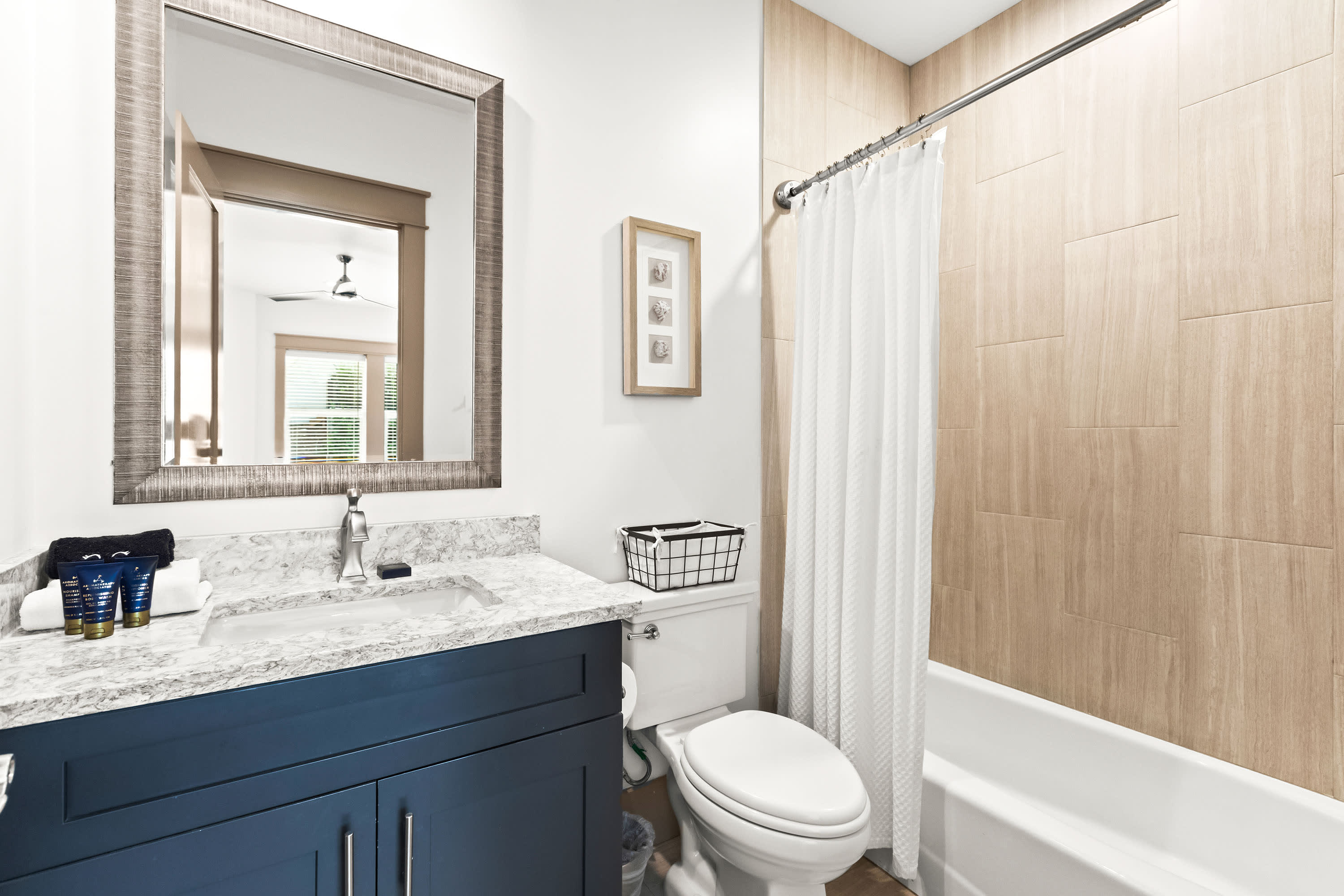 1st Floor King Suite 2 ensuite bath