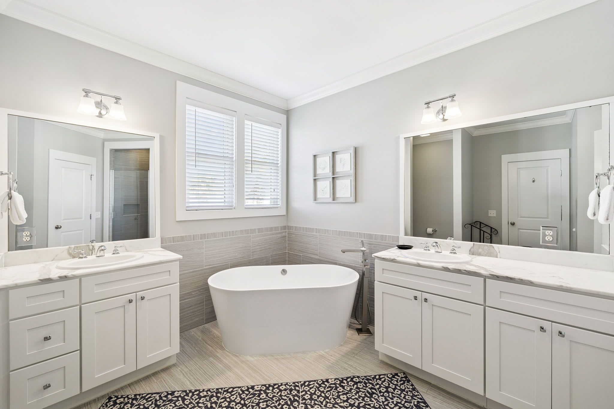 Primary King En-Suite - Dual Vanities + Soaking Tub