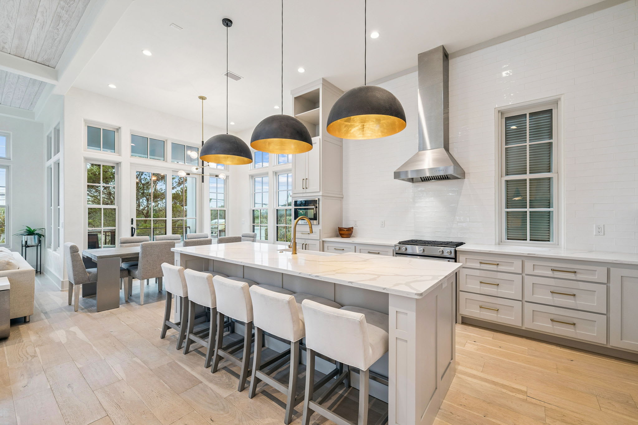 Enjoy Breakfast or A Quick Snack with Bar Seating for 5