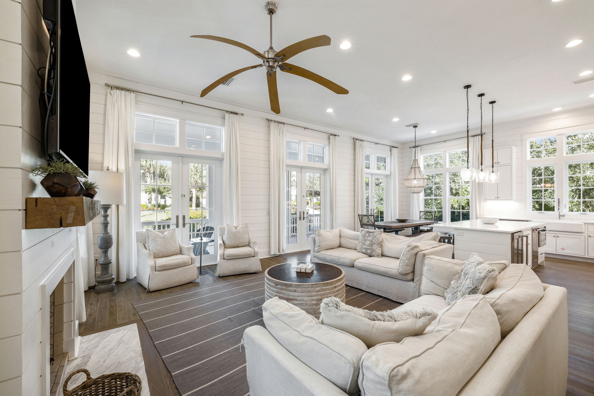 Spacious & Inviting - Perfect for Gathering with Family & Friends!