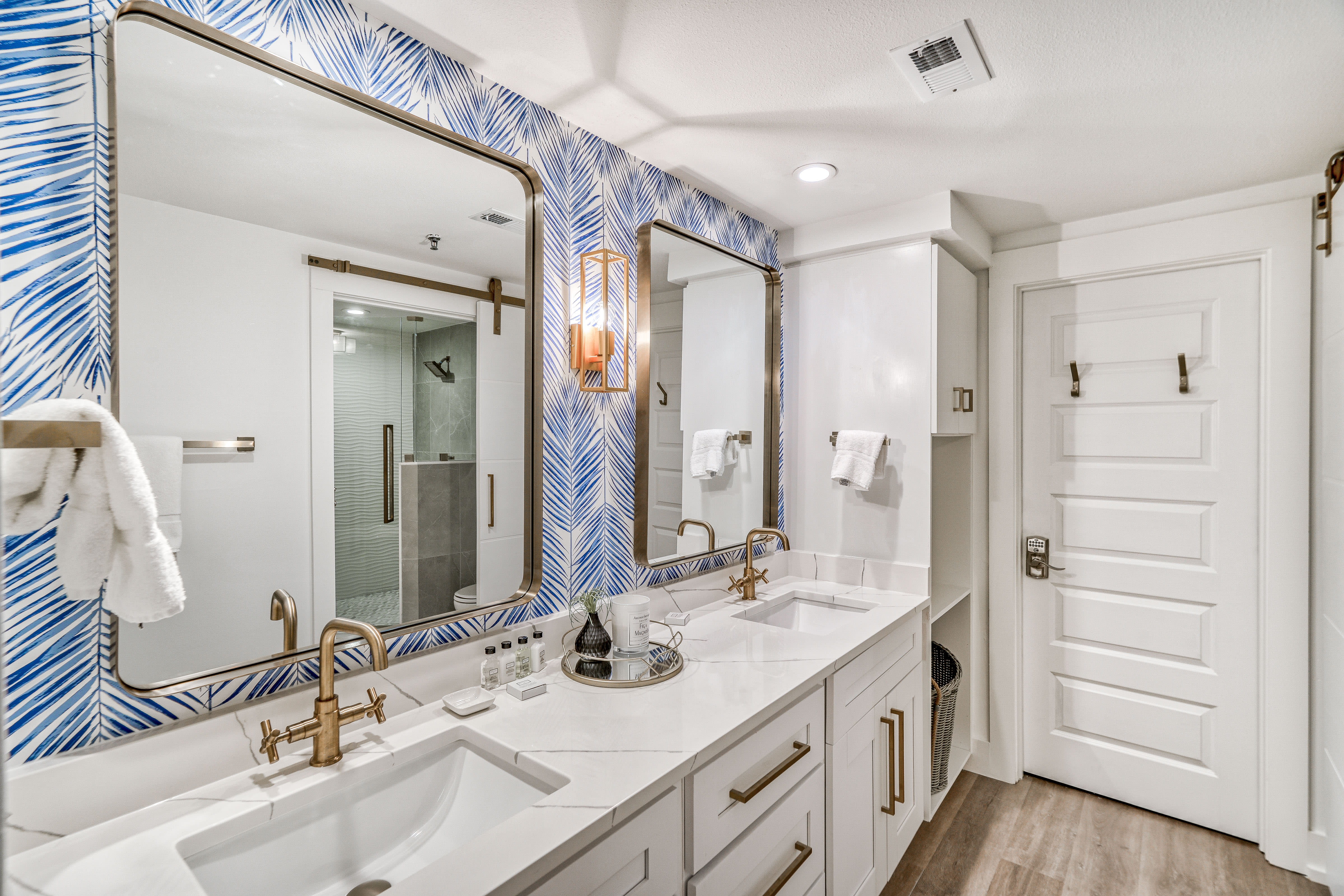 Primary King En-Suite - Dual Vanities