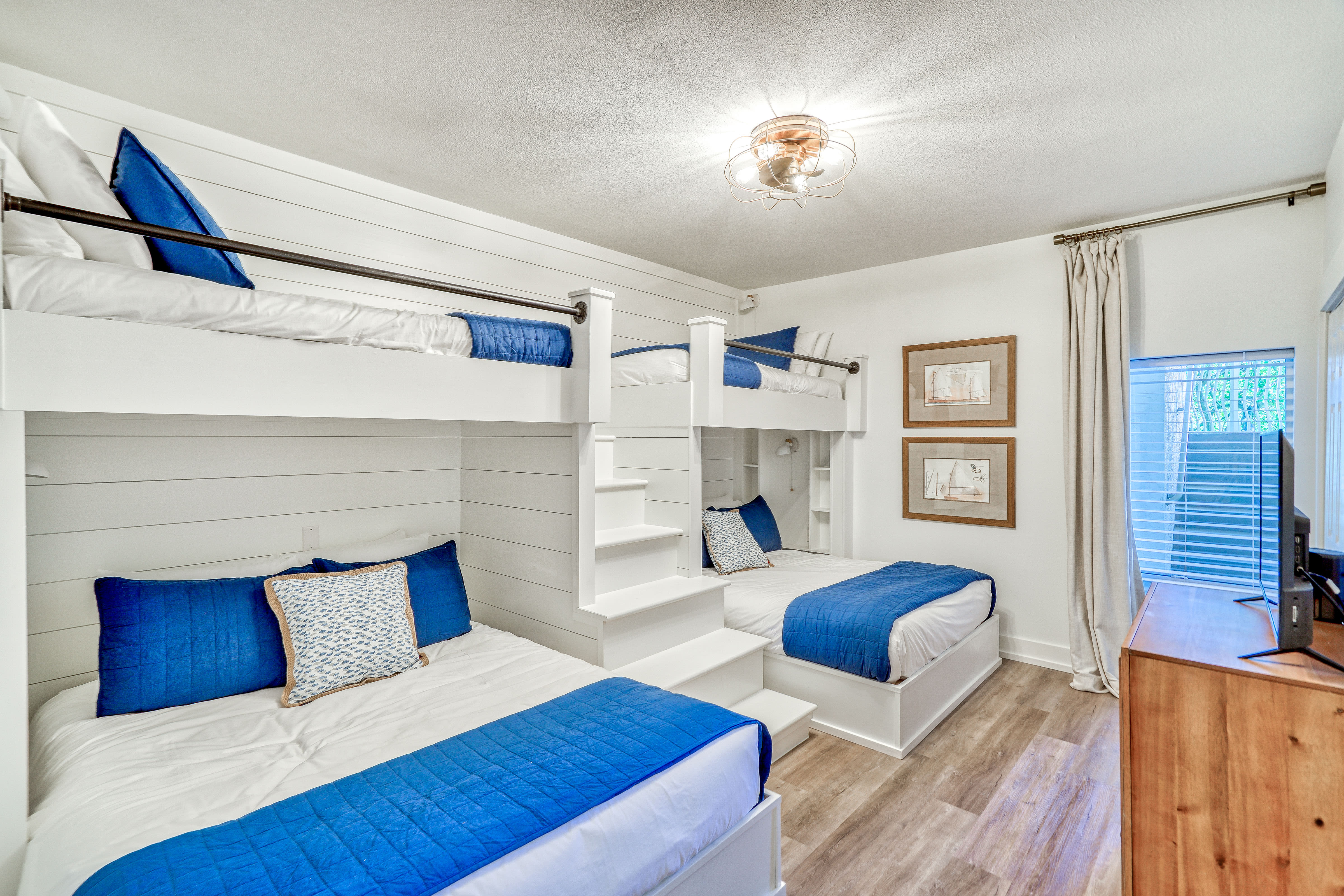 Kids Bunk Room - Equipped with a Flat-Screen TV