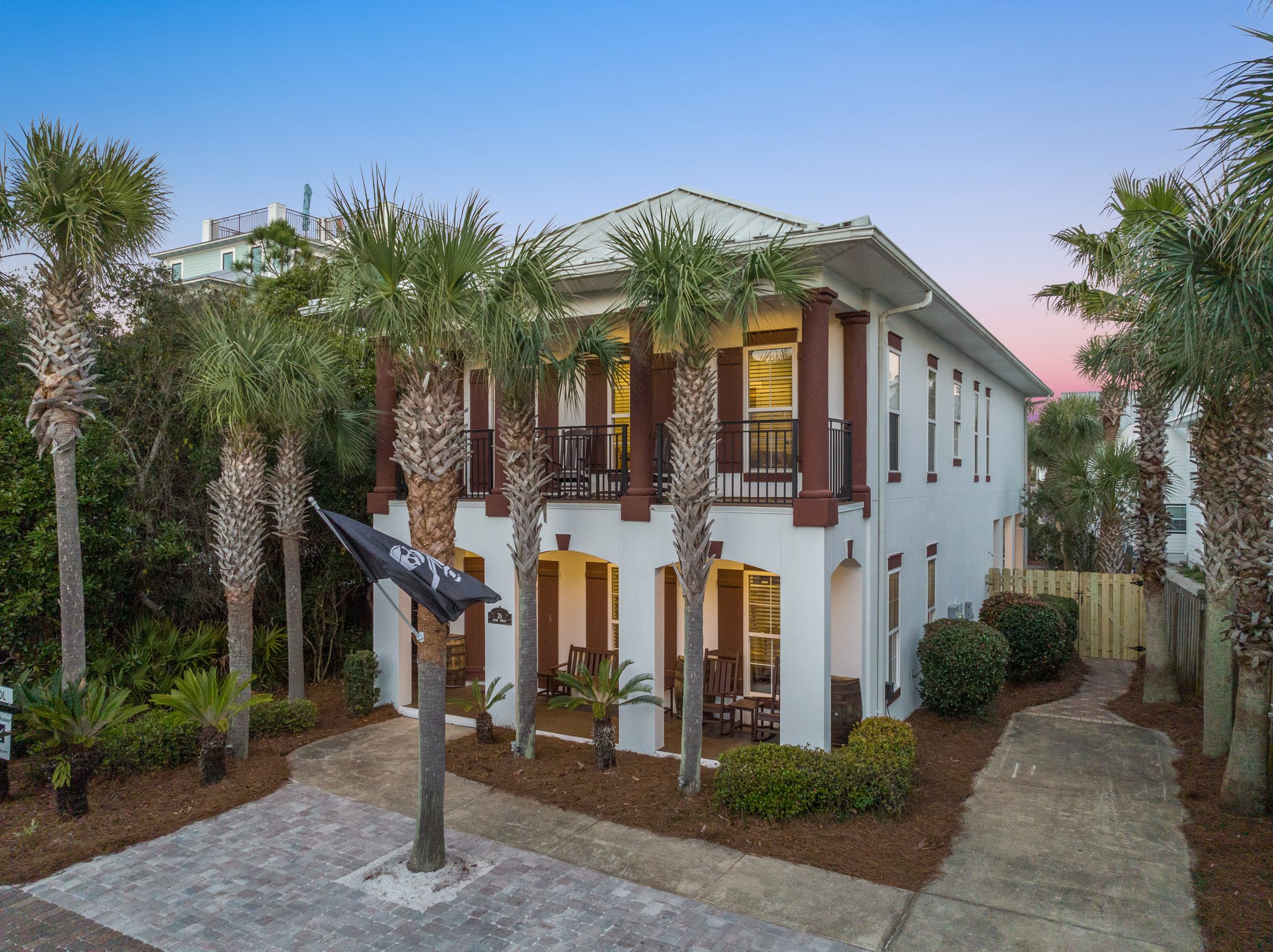 Frangista Hideaway! 4br, 3 ba, sleeps 14 in beds! Parking for 4-5. One house back from Scenic 98. Steps away from Community beach gate. Pirate Theme Bunkroom