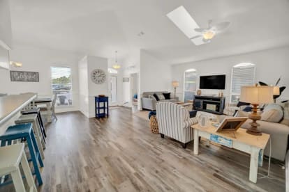 Private Beach 3bd/2bth 7 min walk to beach - Thumbnail Image #7