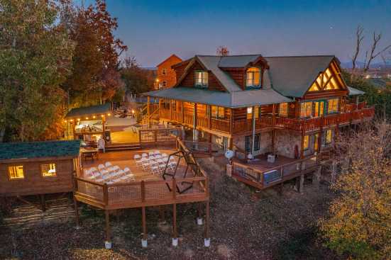 Alpine Mountain Village - Pigeon Forge, TN Cabin Rental (1)