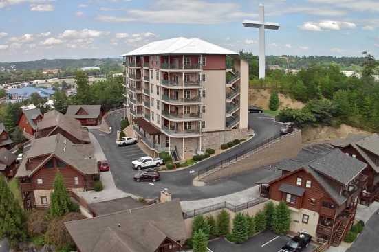 Big Bear Lodge & Resort - Pigeon Forge, TN Lodge Rental (1)