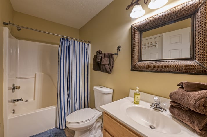 High N Dry - 2Bdr/2Ba In Pigeon Forge - Bathroom #2 with Queen Bedroom and Hallway… Pigeon Forge, Tennessee Cabin Rental - Gallery Image #26