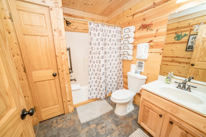 Main level bathroom Pigeon Forge, Tennessee Cabin Rental - Gallery Image #27
