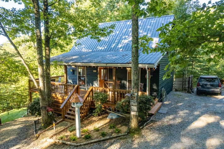 Front side view of the cabin. Pigeon Forge, Tennessee Cabin Rental - Gallery Image #17