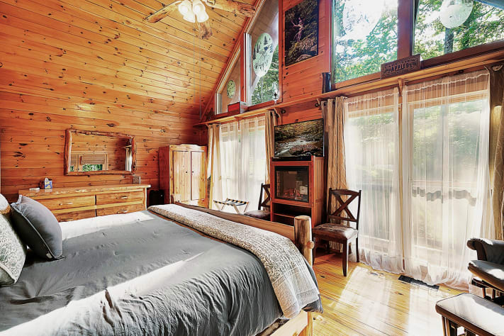Master Bedroom Sevierville, Tennessee Cabin Rental - Gallery Image #25