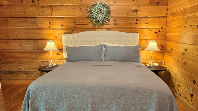 Comfortable King-size bed Townsend, Tennessee Cabin Rental - Gallery Image #2