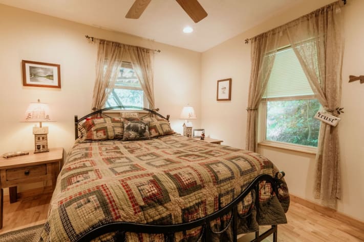 Ground floor queen bedroom Franklin, North Carolina  Rental - Gallery Image #20