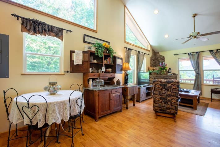 Dining area Franklin, North Carolina  Rental - Gallery Image #12
