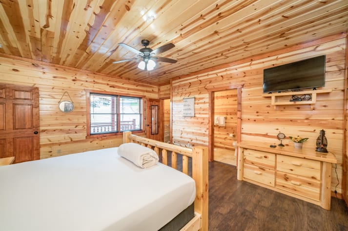 Bedroom 2 with Tv and full bathroom Pigeon Forge, Tennessee Cabin Rental - Gallery Image #21