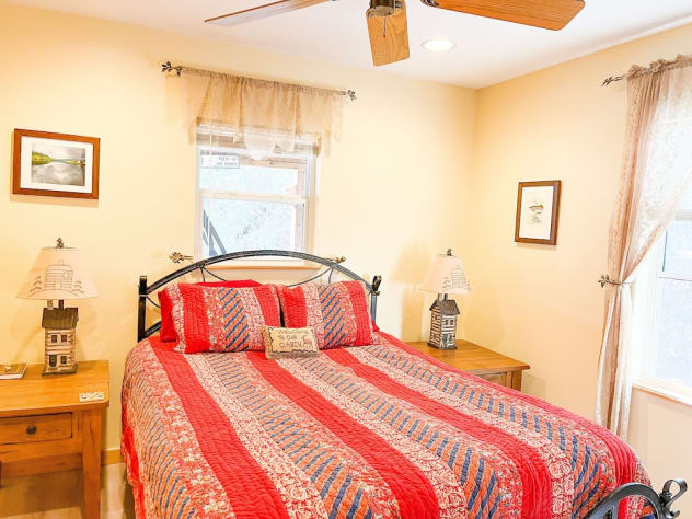 Queen bedroom with new quilt Franklin, North Carolina  Rental - Gallery Image #10